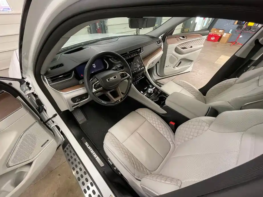 Jeep Grand Cherokee Summit front seats, quilted leather and carpet before the detail